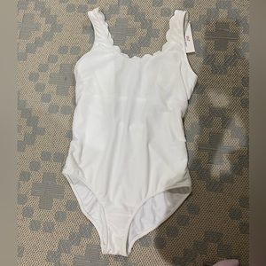 NWT Vineyard Vines Textured Scallop One Piece